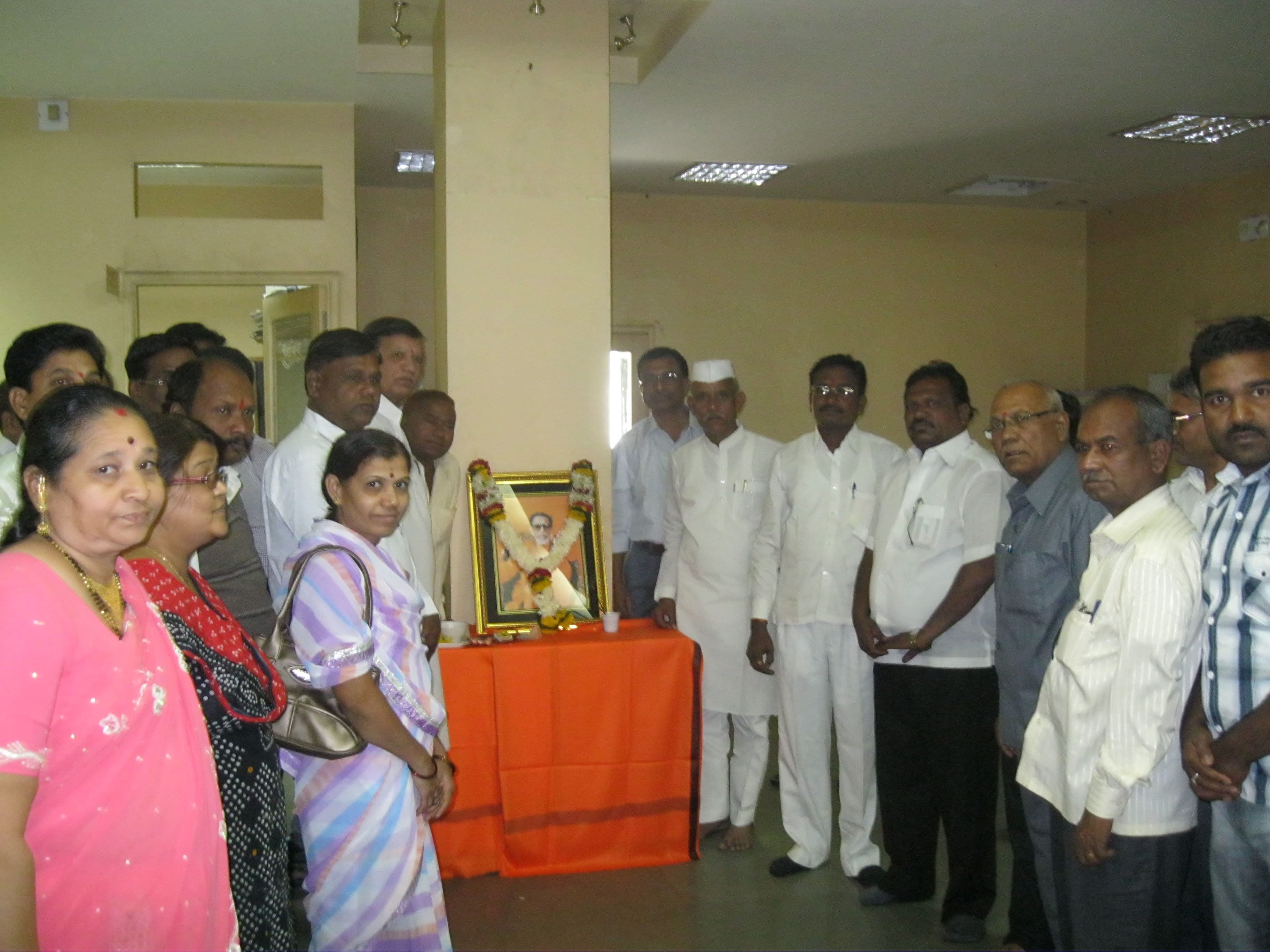 बाळासाहेब ठाकरे यांना अभिवादन करताना