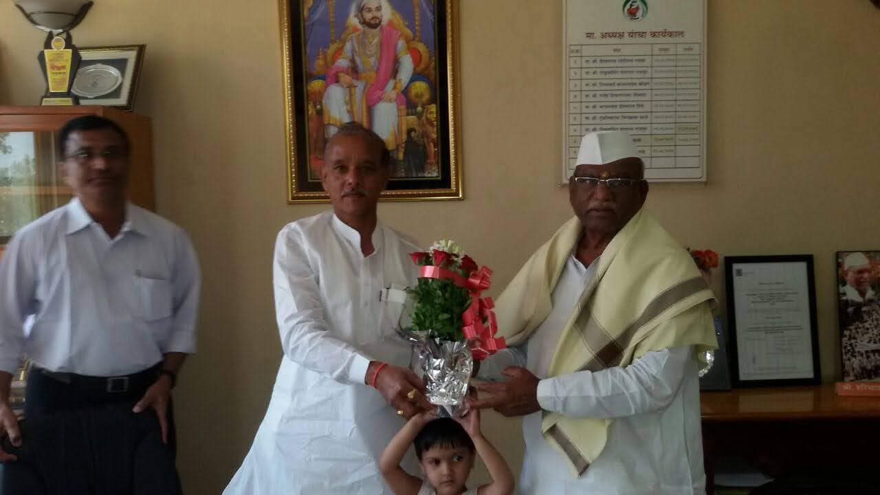 जनसभेत सत्कार करताना