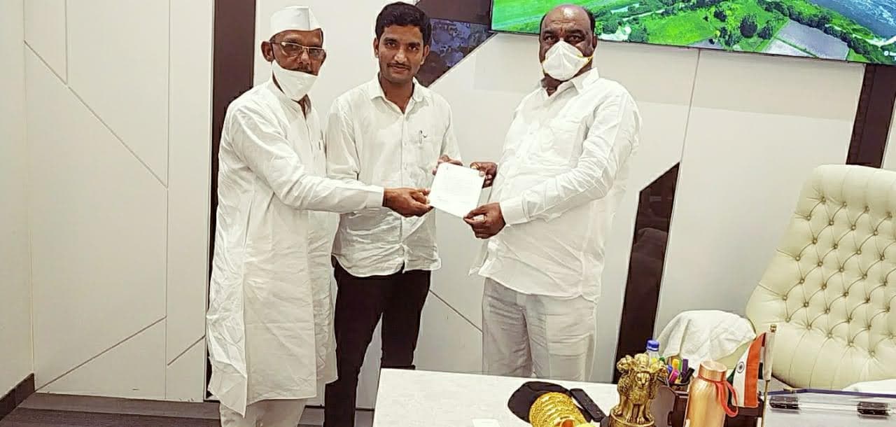 लोककल्याण निधी देताना