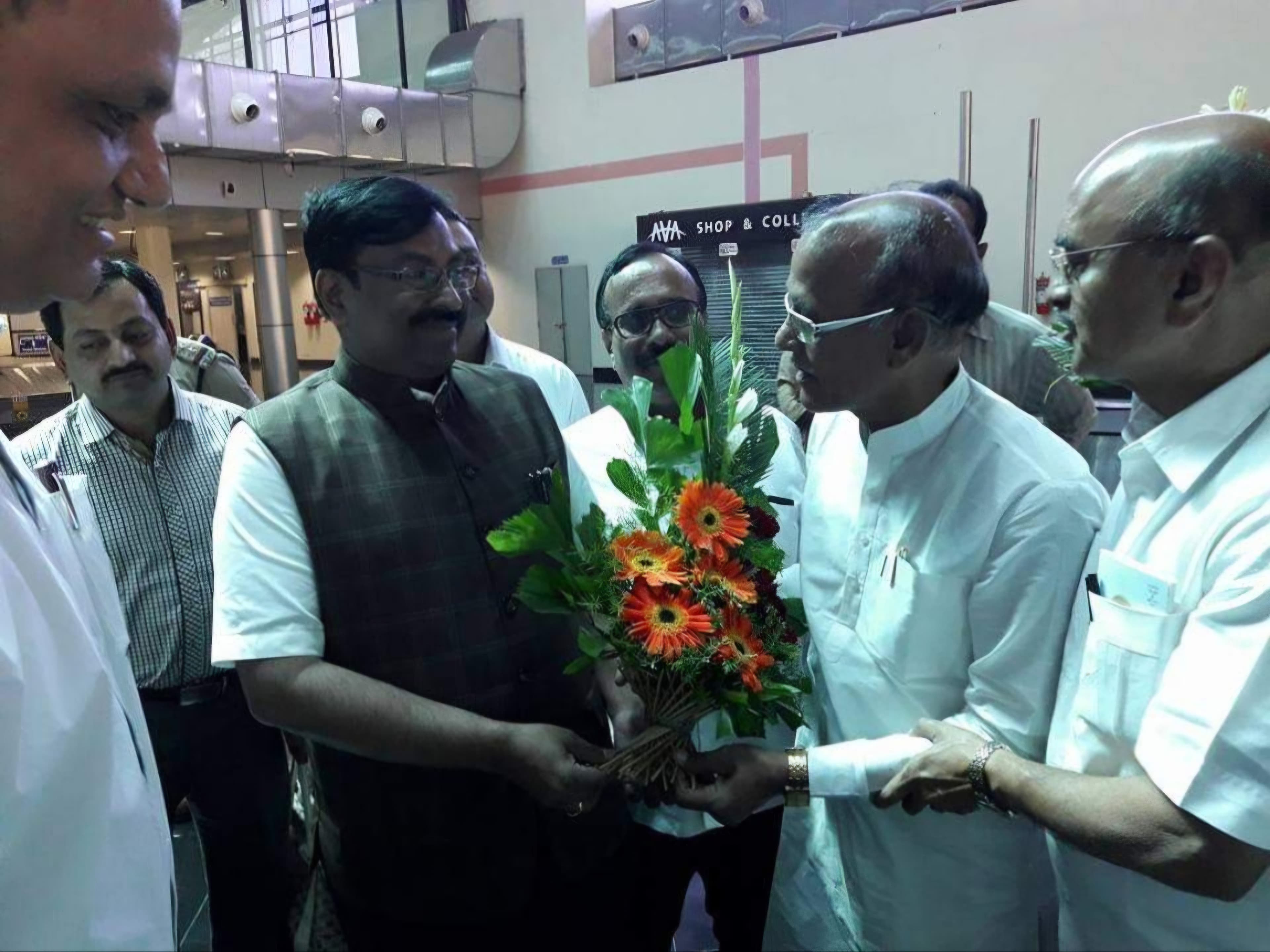 भाजप नेते सुधीर मुनगंटीवार यांच्यासोबत