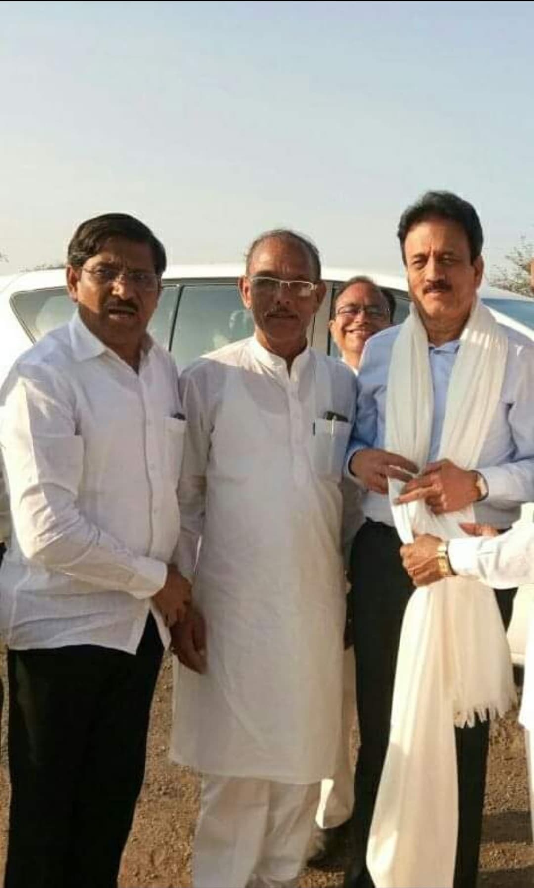 भाजप नेते गिरीश महाजन यांच्यासोबत