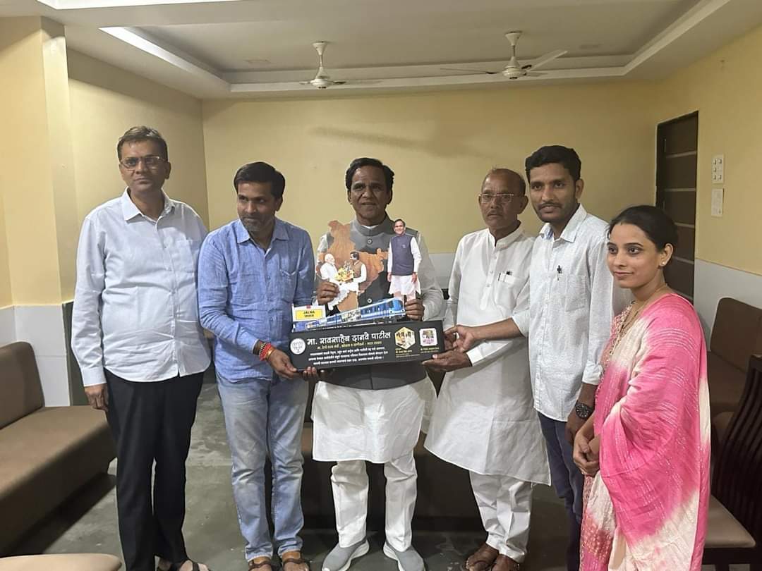 भाजप नेते रावसाहेब दानवे यांच्यासोबत