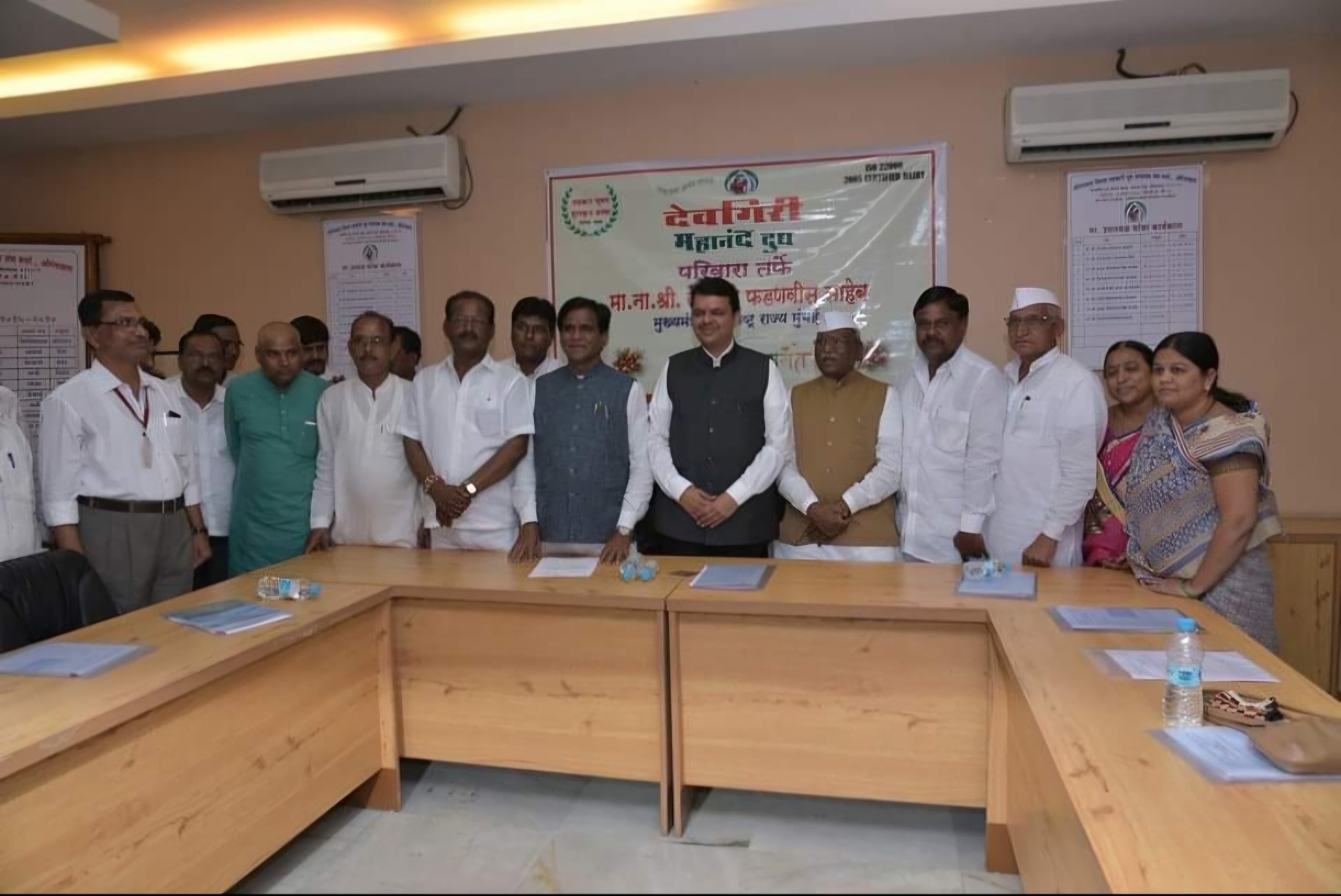 मुख्यमंत्री देवेंद्र फडणवीस यांच्यासोबत