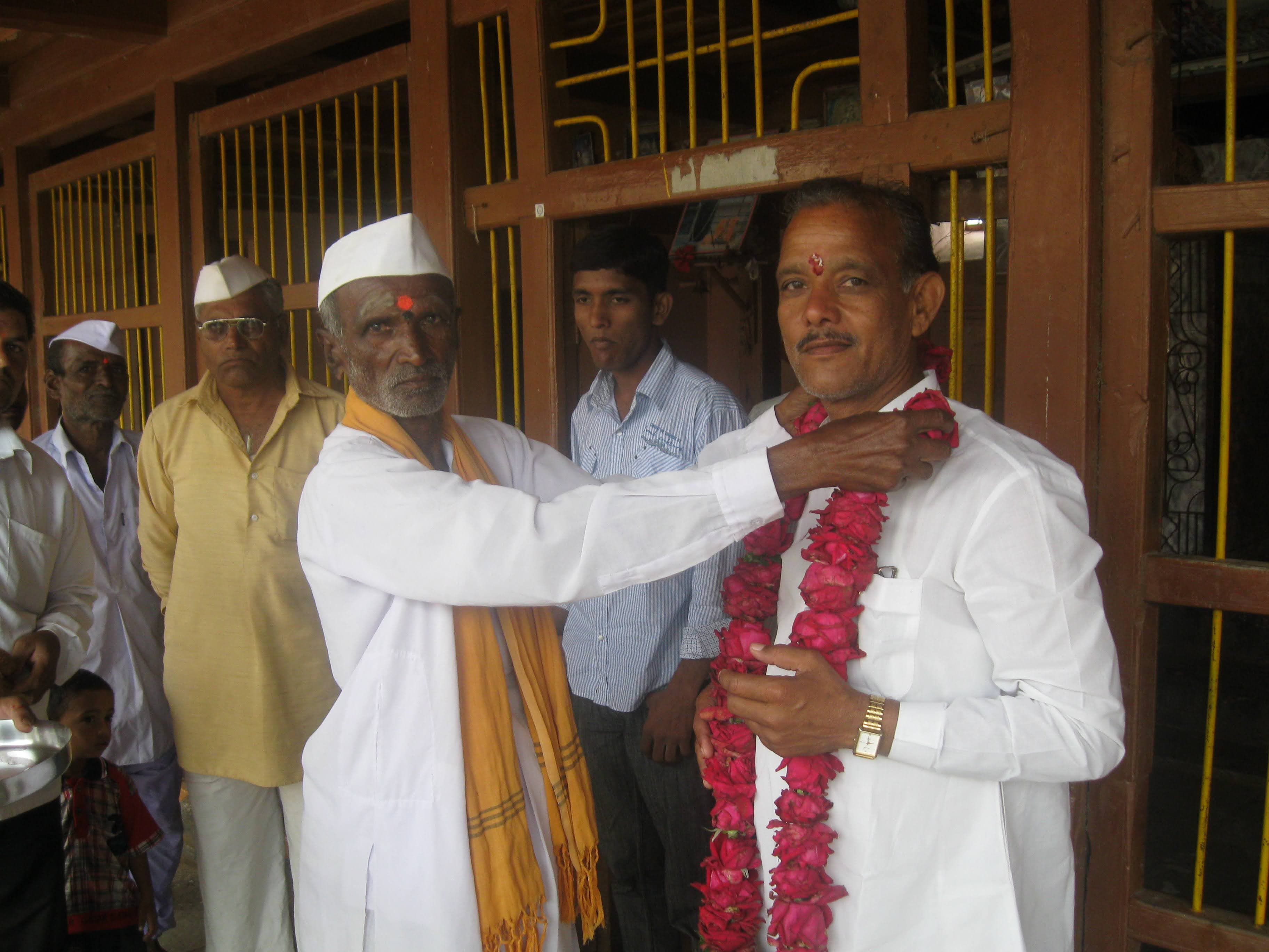 शिवराई गावातील लोकांसोबत